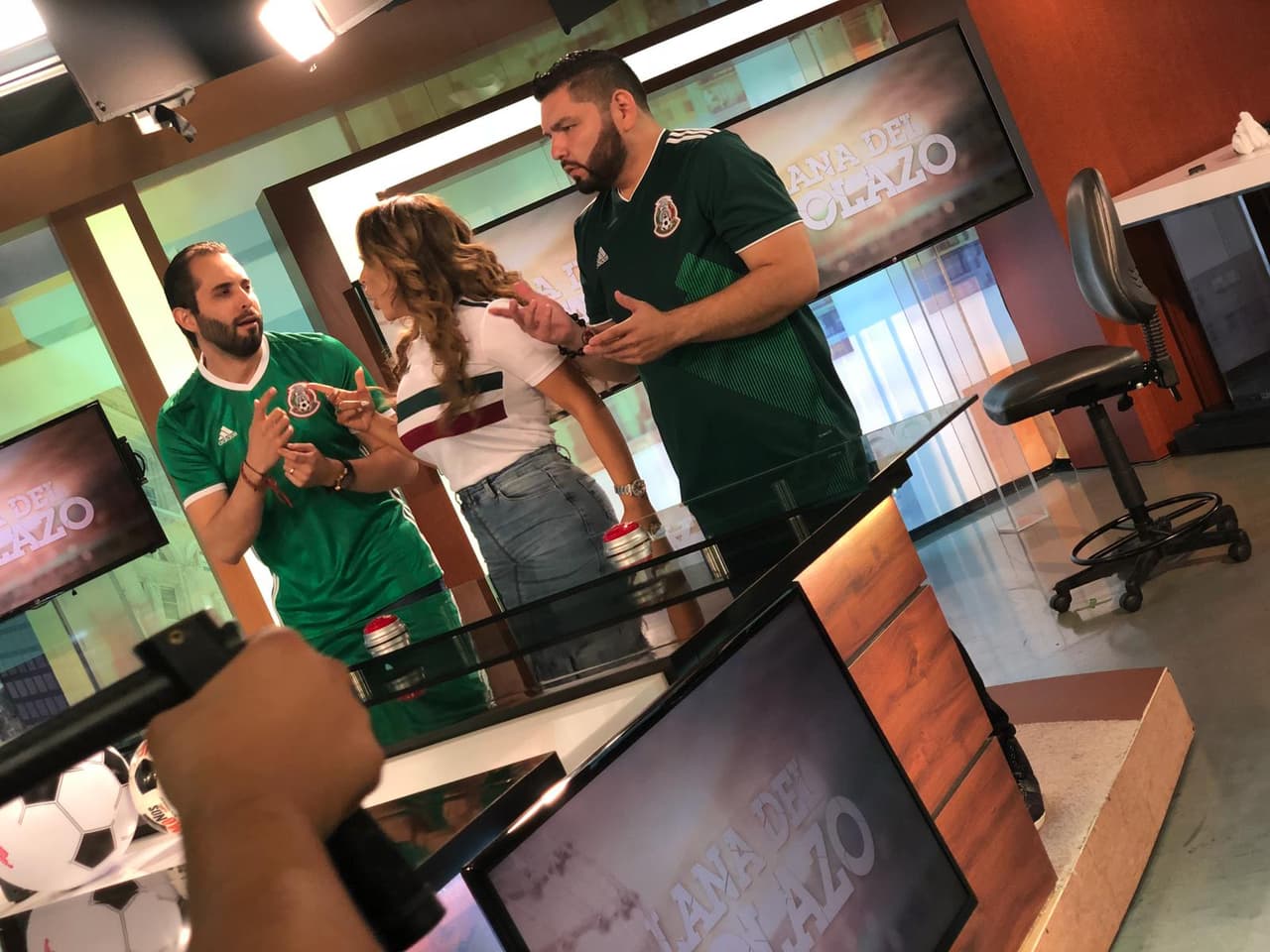 Seguidos de
<b>El Compa Ivan</b>,
<b>La Bronca</b> y
<b><a href="https://www.univision.com/temas/el-tambochi">El Tambochi</a></b> a las
<b>3PM</b>.