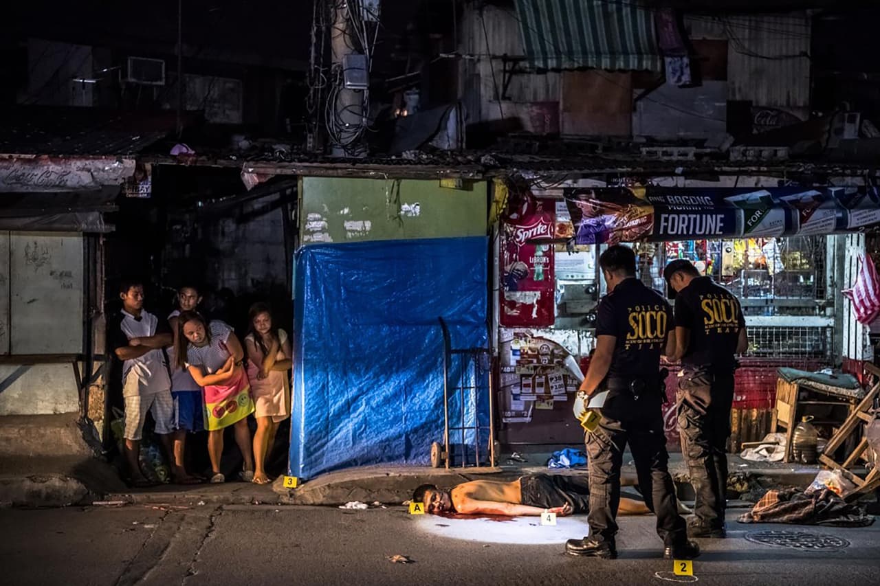 <b>La guerra contra el narcotráfico en Filipinas.</b> El fotógrafo Daniel Berehulak fue testigo de escenas sangrientas casi en todas partes: en la acera, en las vías del tren, frente a una escuela para niñas, fuera de tiendas 7-Eleven y un McDonald's, sobre colchones y sofás de salón. Michael Araja, de 29 años, fue una de las varias personas asesinadas en el exterior de un "sari-sari", como los filipinos llaman los quioscos de la calle. Vecinos dijeron que había ido a comprar cigarrillos y una bebida para su esposa cuando fue asesinado a tiros por dos hombres en una motocicleta, un modus operandi común conocido como un " asesinato en tándem".