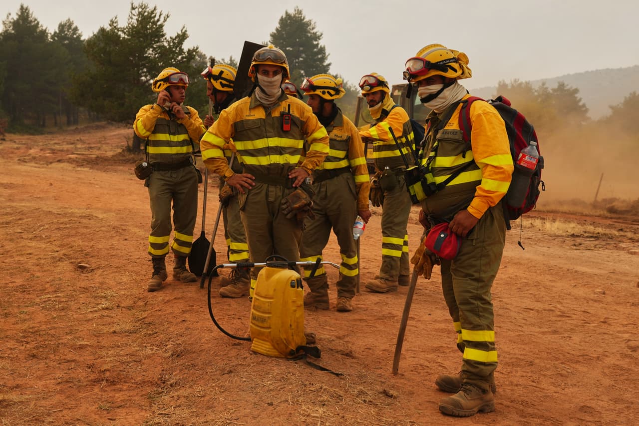 Bomberos españoles descansan en las proximidades de los bosques de Guadalajara.