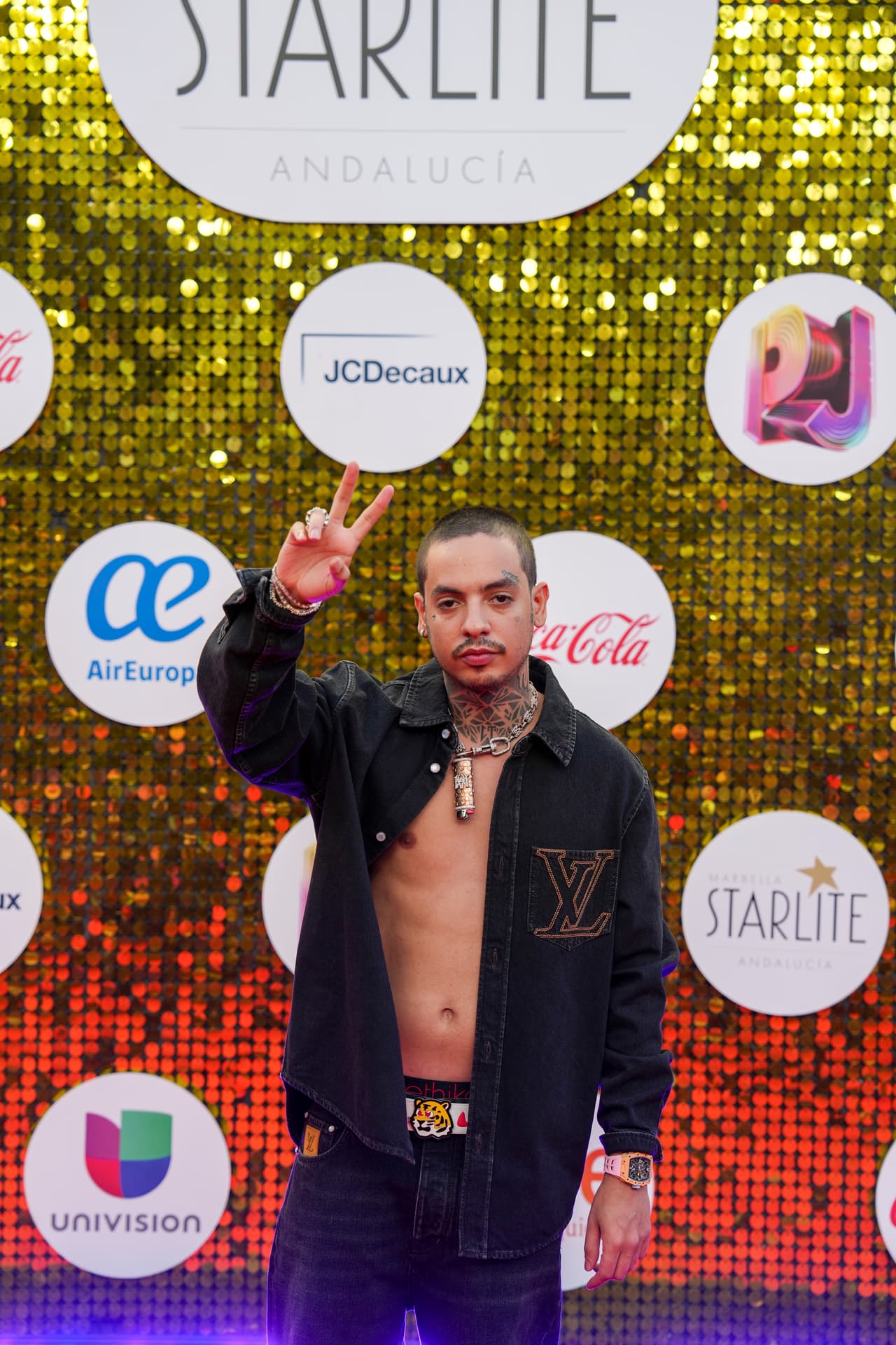 Natanael Cano saludando a sus seguidores desde la alfombra de Premios Juventud.