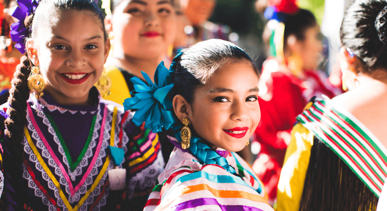 Los organizadores indicaron que una de las razones para no cancelar Fiesta es porque solo el 25% de las personas que acuden son internacional, mientras que el restante 75% son locales, lo que a su entender mantiene el riesgo de contagio bajo.