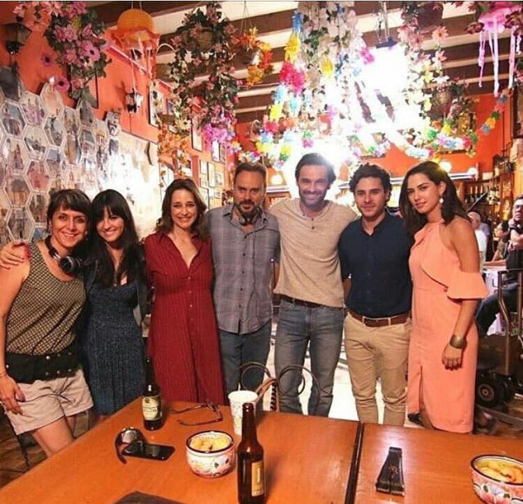 El actor sólo acostumbraba compartir imágenes de sus proyectos en cine, teatro o televisión, tal y como lo vemos en esta imagen junto a otros famosos de telenovelas.