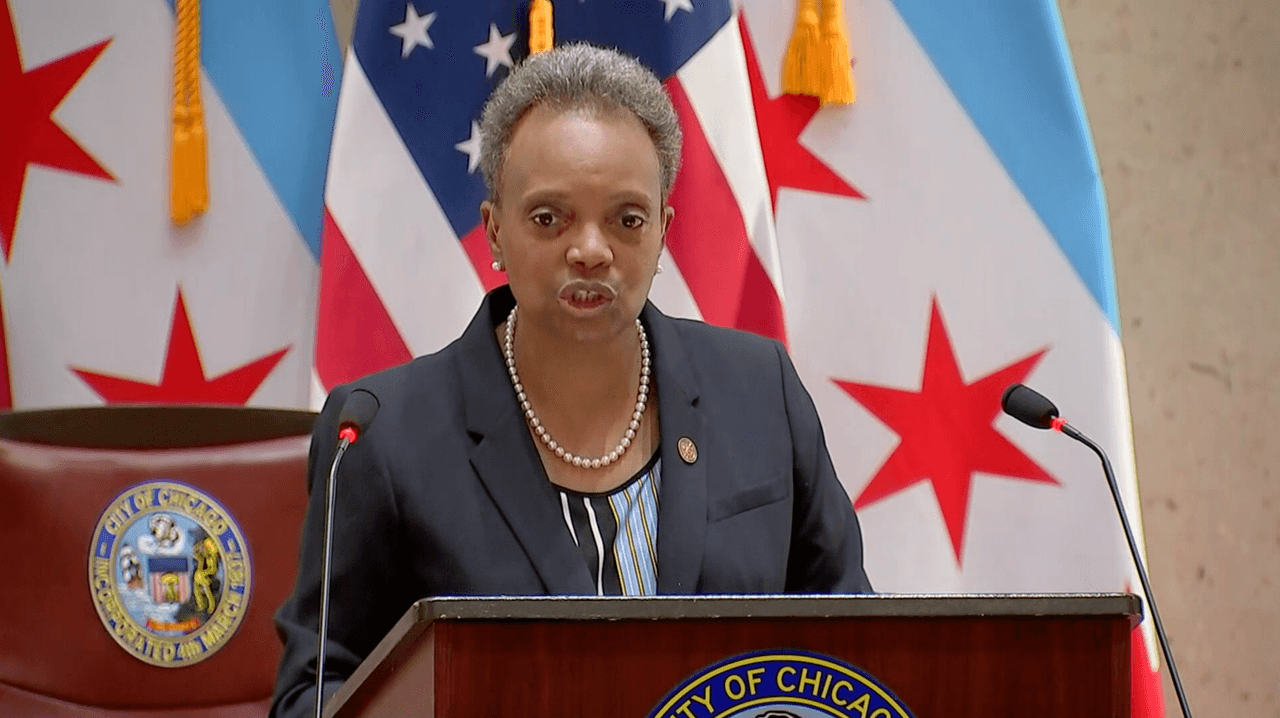 La alcaldesa de Chicago se desdice y apoya al gobernador en sus restricciones para Chicago
