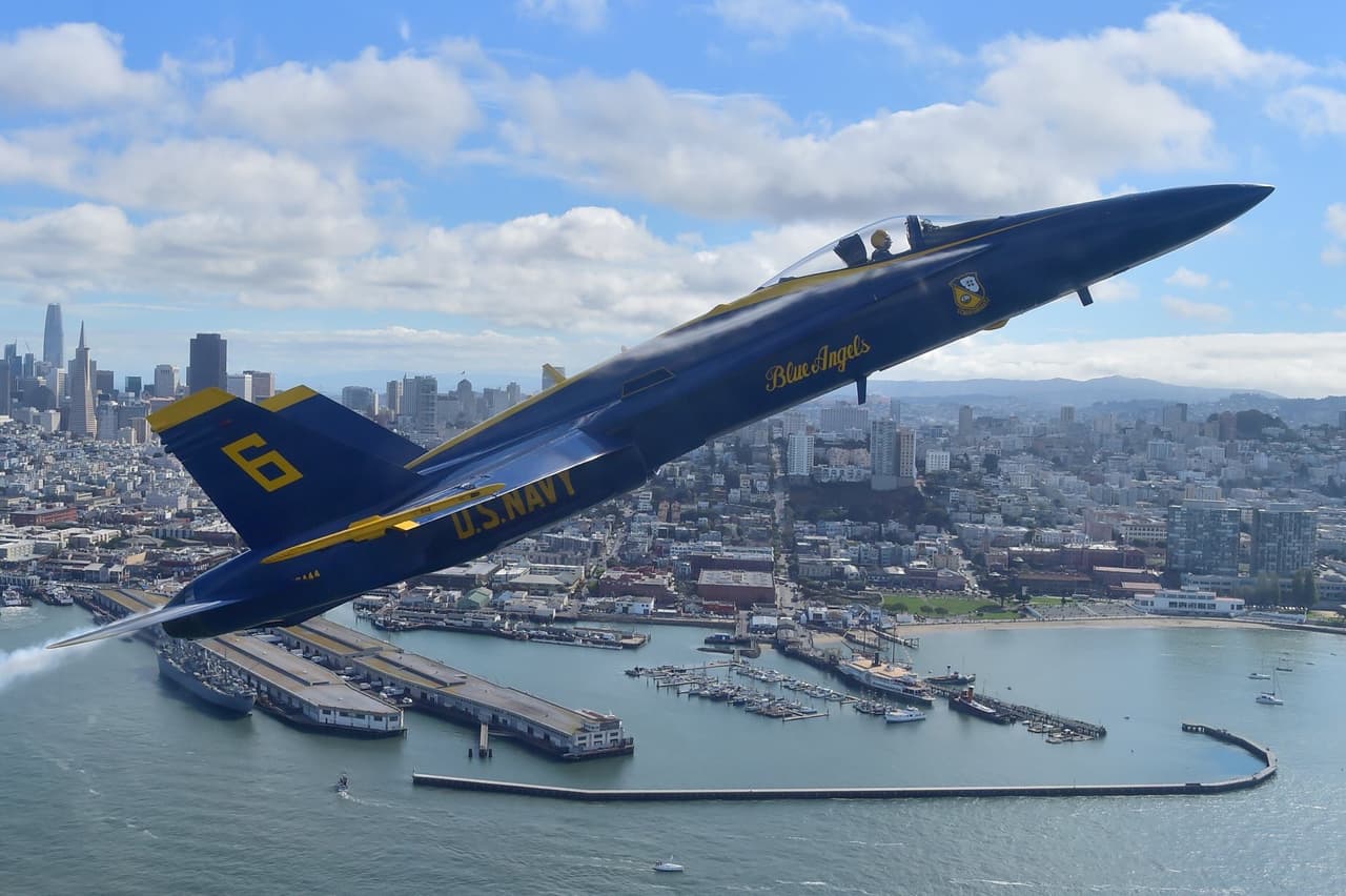 Los ¨"Solos" normalmente realizan maniobras justo por debajo de la velocidad del sonido, las cuales muestran las capacidades de los F/A-18 Hornetmediante que incluyen la ejecución de pasadas a alta y baja velocidad, toneles lentos y rápidos y virajes muy cerrados.