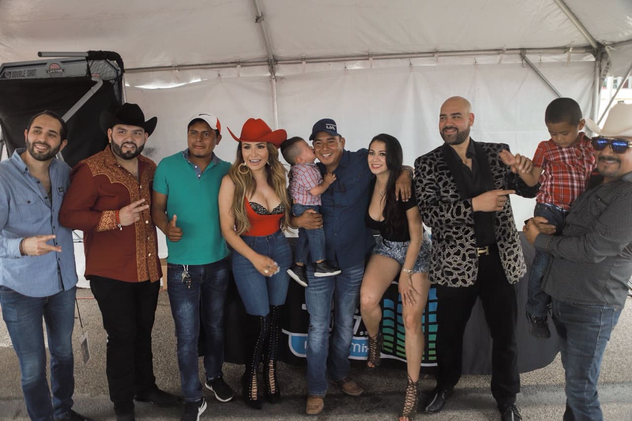 Y más cuando te encuentras a
<b>El Compa Ivan</b>,
<b> El Tambochi</b>,
<b> La Bronca</b>,
<b> Carla Medrano</b>,
<b> El Pelón </b>y a
<b>El Feo</b>.