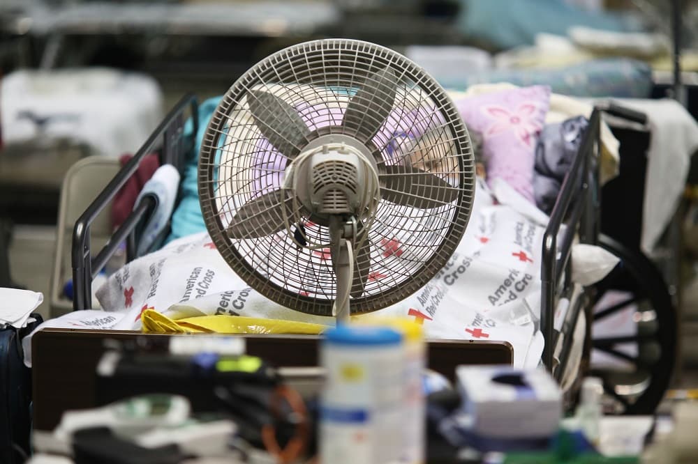 Los abanicos o ventiladores de aspas ayudan a refrescar el aire dentro del refugio médico de Puerto Rico. La falta de luz eléctrica ha sido una de los obstáculos para atender a los enfermos de la isla después del paso de huracán.