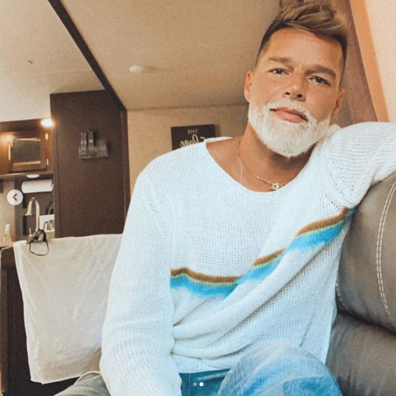 En enero,
<b>Ricky Martin</b> compartió que se decoloró la barba por aburrimiento y el resultado dividió opiniones.
<br>