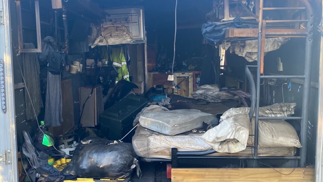 Mientras un bombero salvaba vidas en un incendio, su casa rodante se quemó con sus perritos dentro