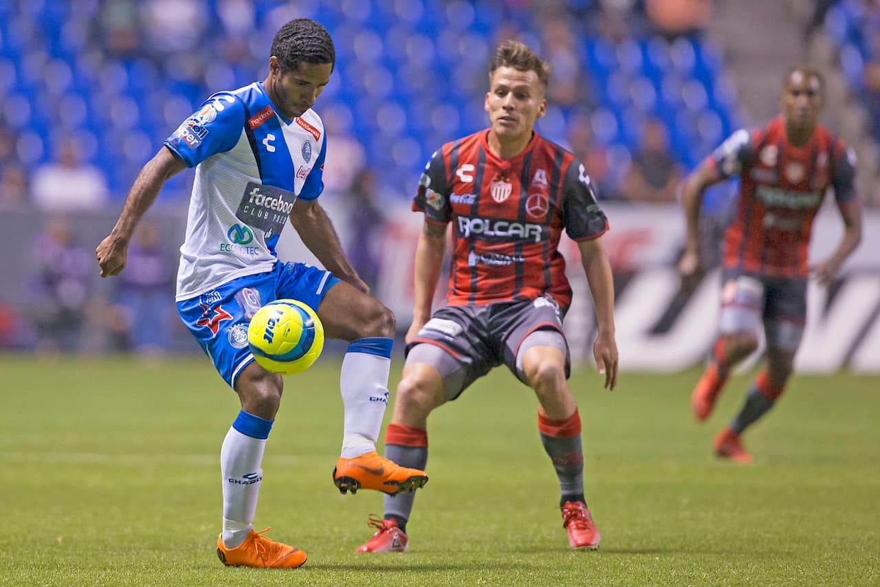 Puebla, quien era el obligado por ser locales, fue el que comenzó apretar más en el encuentro en busca del gol que le diera los tres puntos.