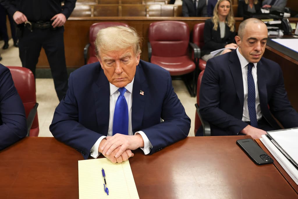 El expresidente Trump sentado junto a sus abogados en la corte de Manhattan.