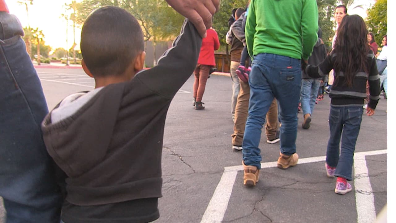 En cuartos de hotel terminan familias migrantes que han sido liberadas en Arizona por falta de albergues