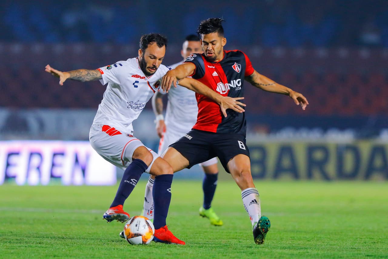 Los Tiburones Rojos mantenían la posesión del esférico pero no llegaban con claridad al arco rival.