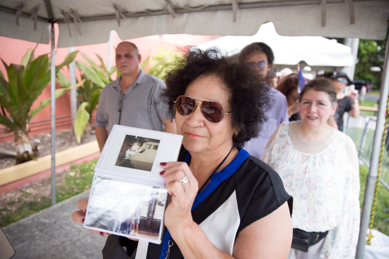 Con un álbum de fotos familiares en las manos Lucila Díaz contó que fue nana de Sarita durante cinco años: “a José José le encantaba que le preparara cuajadas con tortillas de harina. Siempre me trataron muy bien, no tengo ninguna queja de ellos. Estoy alegre y orgullosa de haber trabajado con la familia, pero también estoy triste porque lo perdimos”, concluyó.