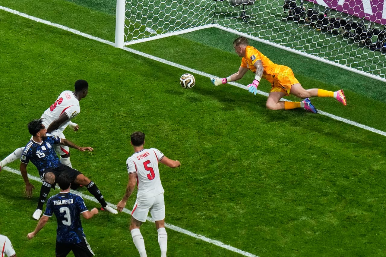 Jordan Pickford salva el balón de un remate argentino.