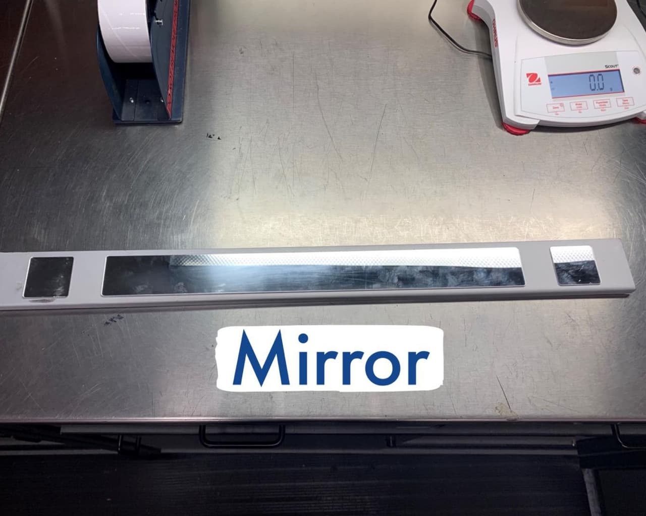 Al revisar, el oficial halló que un espejo tenía dentro un dispositivo de robo de contraseñas, el cual estaba pegado al cajero automático.
<br>