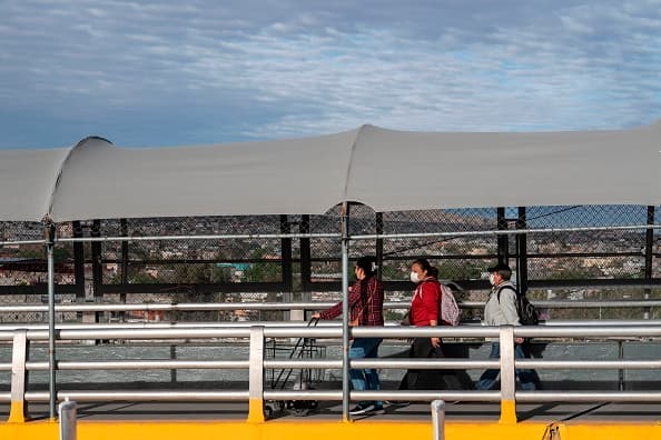 Pero esas reglas han eximido a dos categorías de personas que intentan regresar: ciudadanos estadounidenses y extranjeros que ya han establecido su residencia legal.