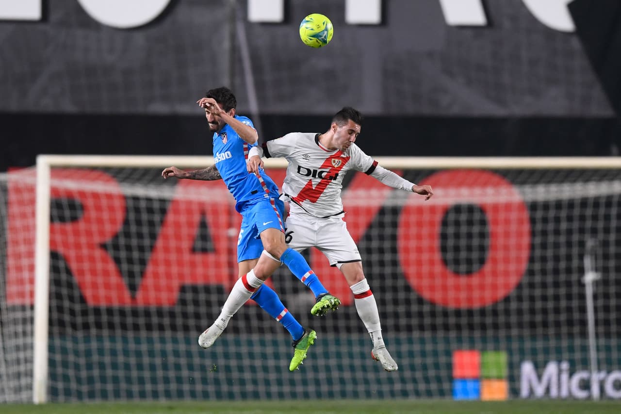 El balón no tenía dueño en algún punto y se disputaban vía aérea.