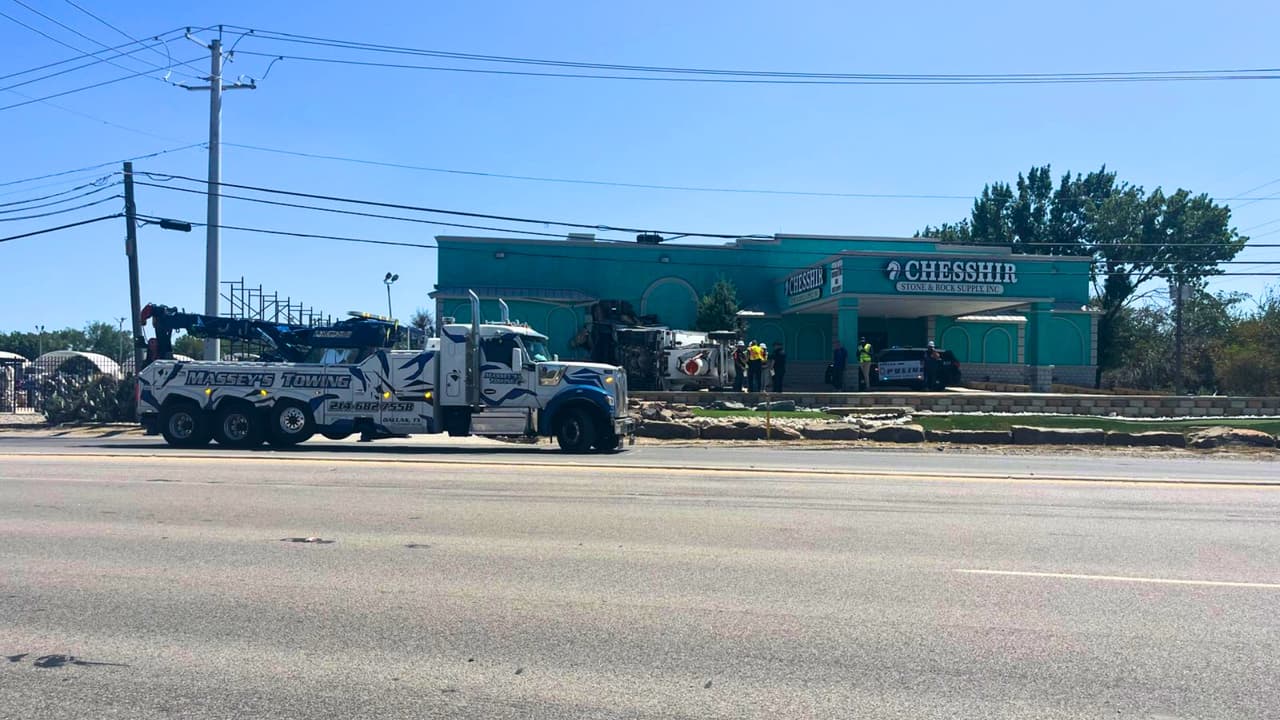 Una grúa y agentes de la Policía de Dallas trabajan en el lugar donde volcó un camión mezclador de concreto en West Northwest Highway.
