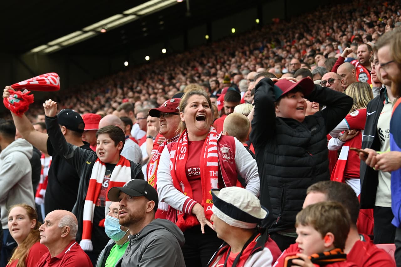 Así vivieron jugadores y aficionados tanto del Manchester City como del Liverpool la última jornada de la Premier, en la que los Citizens se alzaron con el título y los Reds soñaron con el campeonato y se quedaron muy cerca.