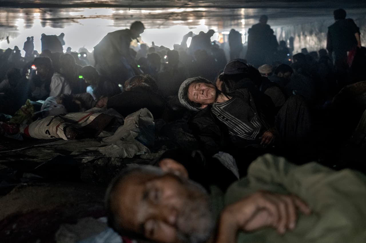 El periodista cuenta que vio que hombre estaba boca abajo en el barro, sin moverse. Lo sacudió por el hombro y giró un poco la cabeza.
<b>"Te estás muriendo. Intentar sobrevivir", detalla el reportero que le dijo. "Está bien morir", le respondió.</b>
<br>