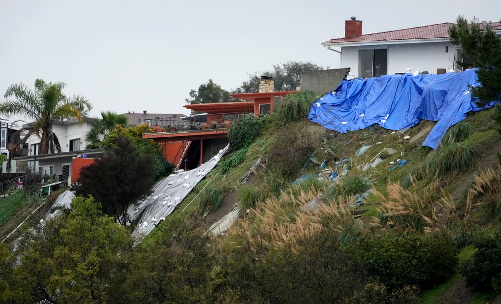 Con toldos plásticos, residentes en
<b>Baldwin Hills</b>, al sur de Los Ángeles, intentaban este martes, 6 de febrero, que el terreno en el cual sus casas están cimentadas, no cediera aún más.