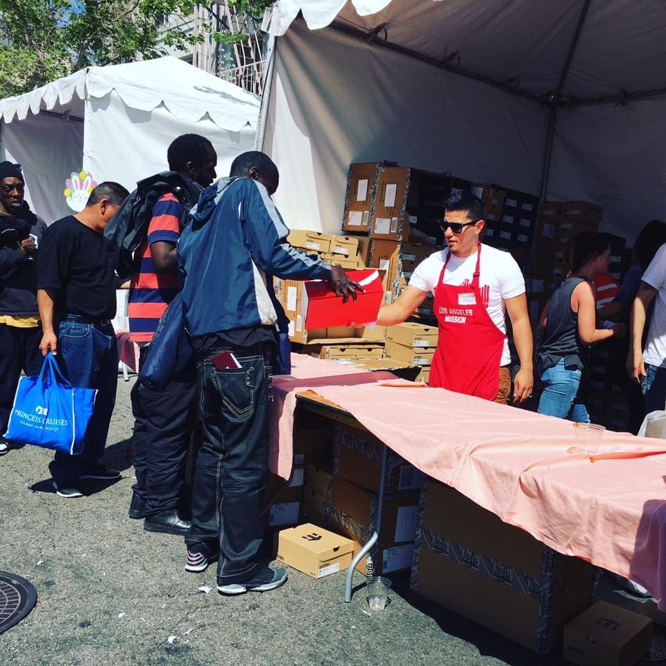 La empresa Etnies donó 44,000 para de tenis.