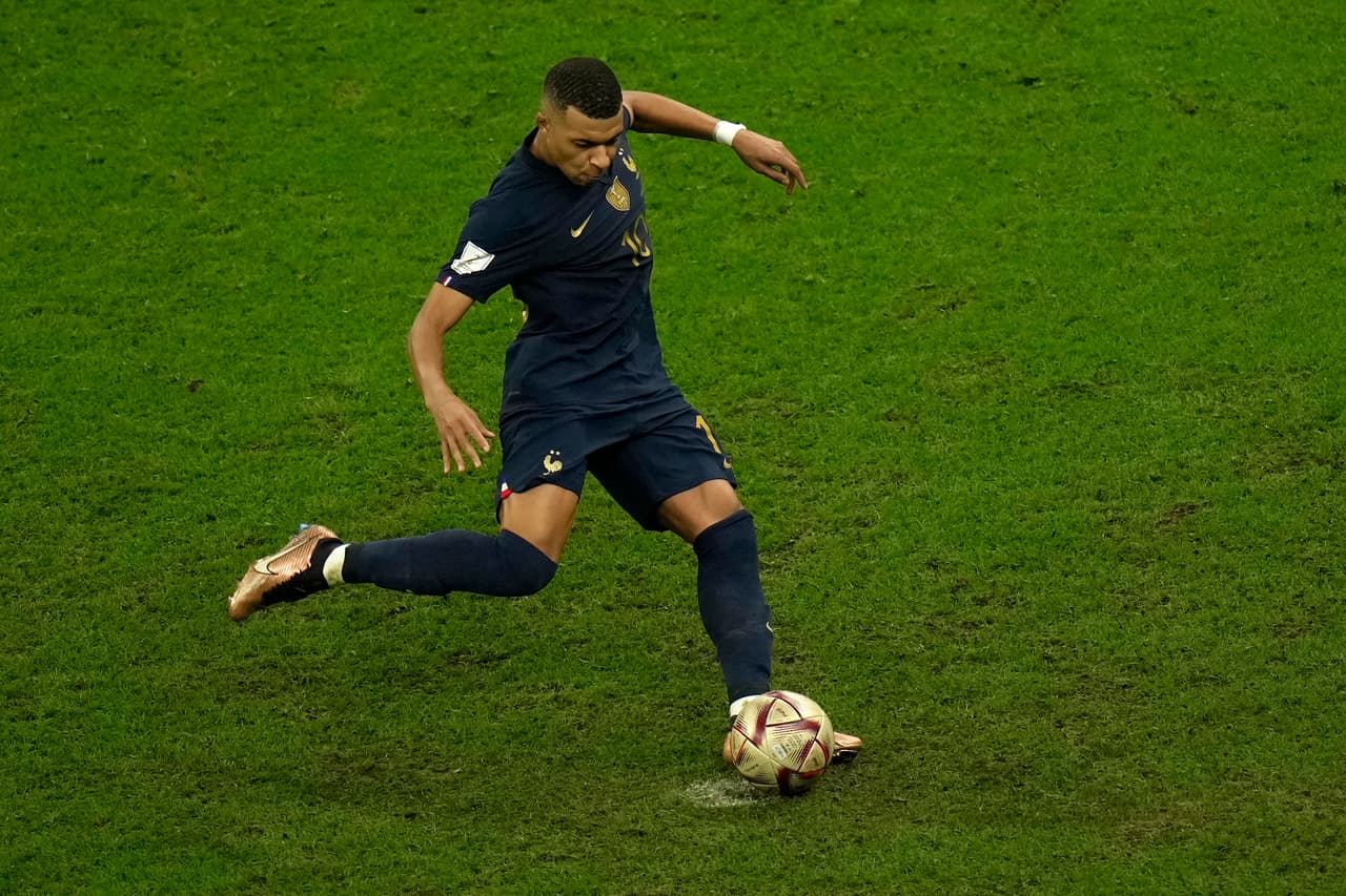 Kylian Mbappé remata para anotar el tercer gol de su equipo durante la final de la Copa del Mundo entre Argentina y Francia en el Estadio Lusail, en Qatar, el 18 de diciembre de 2022. (Foto AP/Francisco Seco)