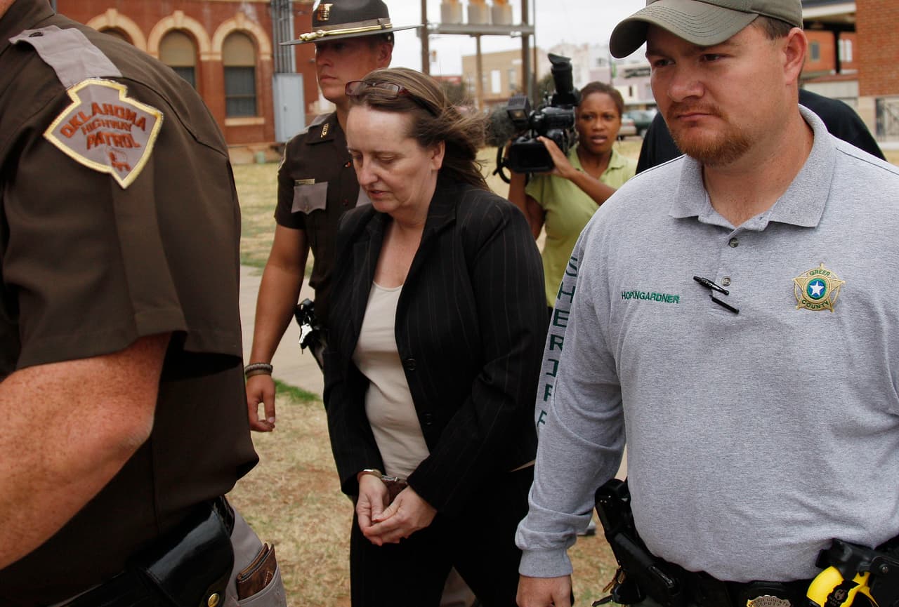 En un publicitado juicio, los jurados no encontraron evidencia que demostrara que Parker, madre de dos hijas, una de 8 y una de 10 en el momento en el que desapareció, había sido llevada a la fuerza.
<br>
<br>“La intoxicación esta vez fue de amor”, dijo en tono irónico el asistente del fiscal Erick Yarborough quien confirmó que, los dos fugitivos vivían como marido y mujer y que ya habían sido delatados por otros compañeros por comportamientos inapropiados durante las clases de cerámica que se hacían en la prisión.
<br>
<br>En uno de los juicios más costosos de la historia del condado de Greer, el jurado declaró a Parker culpable de haber ayudado a Dial a escapar.