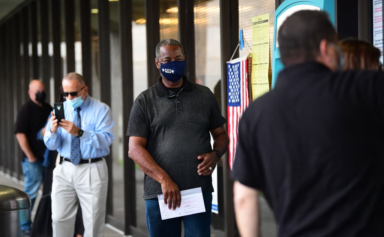 Para encontrar un lugar cercano puede visitar la
<a href="https://locator.lavote.net/locations-list/vc?id=4278&culture=en " target="_blank">página de la oficina de Registro del condado de Los Ángeles</a>.