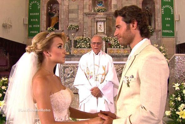 Tres años después volvieron a compartir escena. Esta vez protagonizaron 'Lo que la vida me robó', historia en la que ella interpretó a Montserrat Mendoza Giacinti y él a Alejandro Almonte Domínguez. En este momento ella ya había cumplido 25 años y él 38.