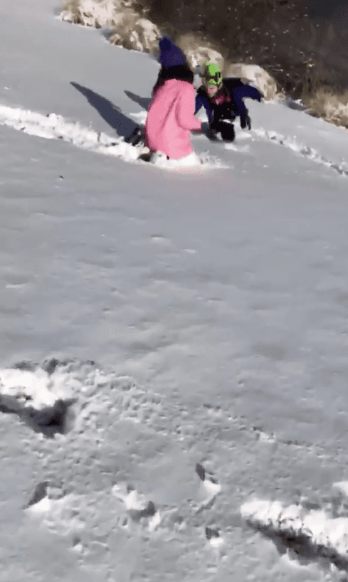 La mañana siguiente mostró como sus hijos se divertían en la nieve.
