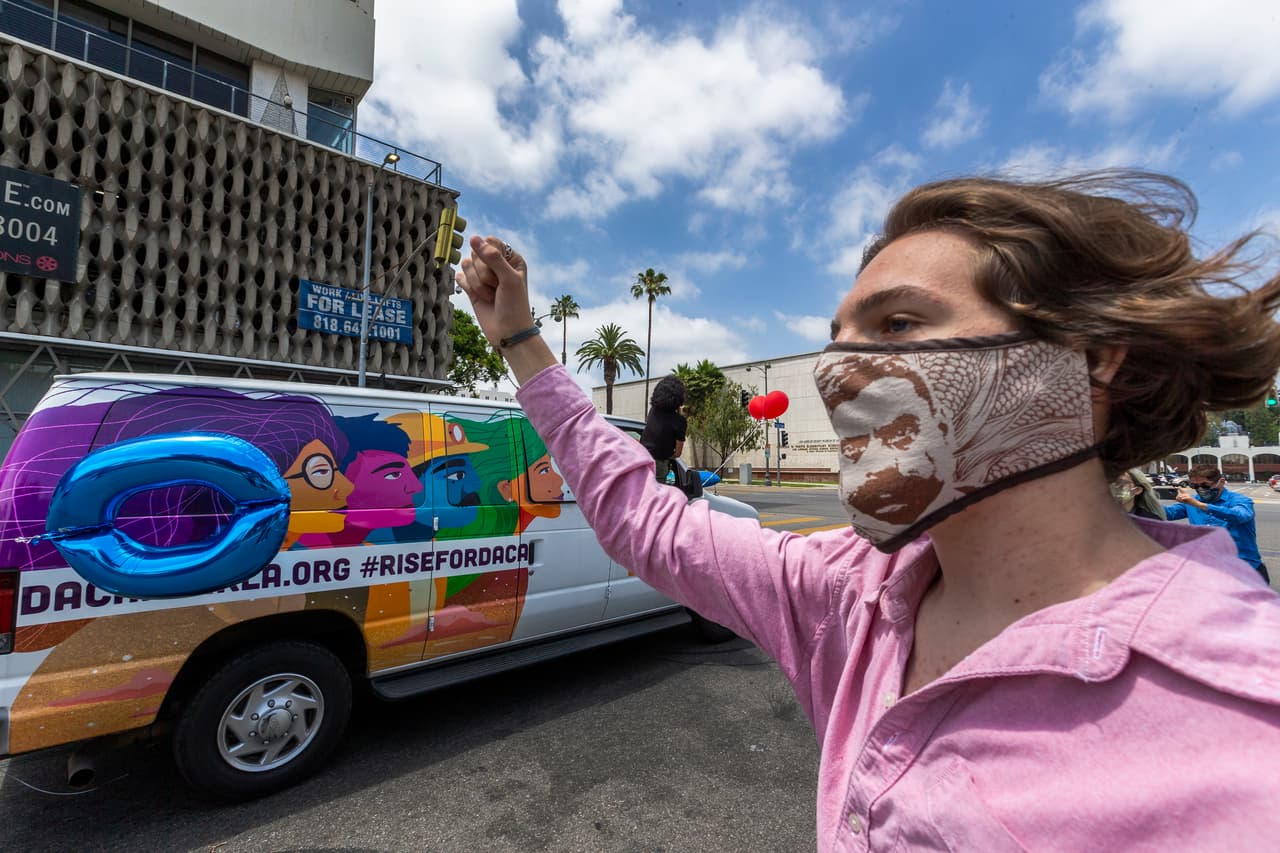 La decisión del máximo tribunal, de 5-4 a favor de mantener el programa, dictaminó que el gobierno de
<a href="https://www.univision.com/temas/donald-trump">Donald Trump</a> no puede proceder a poner fin a
<b>DACA</b>