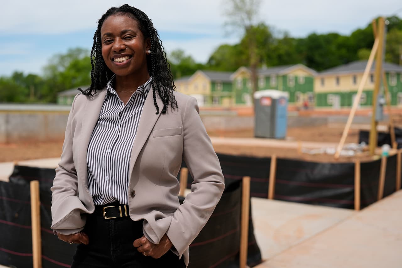 Rosalyn Merrick, presidenta y directora general de Habitat for Humanity en Atlanta, posa para una foto en Langston Park, el 13 de abril de 2026, en Atlanta. (AP Foto/Mike Stewart)