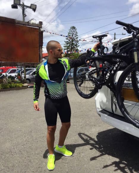 También le encanta salir a andar en bici a campo traviesa.
