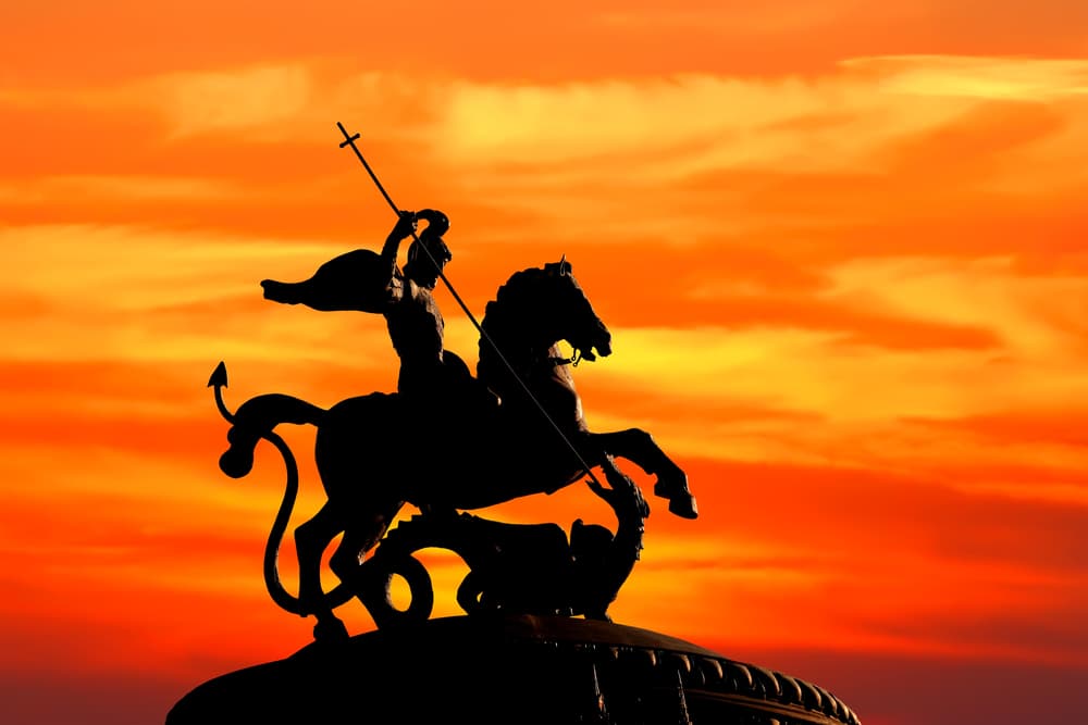 La historia de San Jorge se tomó entonces como uno de los "santos caballeros". En Inglaterra usaban su nombre como grito de guerra, mientras que en Rusia lo usaron como emblema de su ejército. San Jorge se convirtió así en santo patrón y protector de diversos países, regiones y ciudades como la Corona de Aragón, Inglaterra, Portugal, Georgia, Lituania y Génova, entre otros.