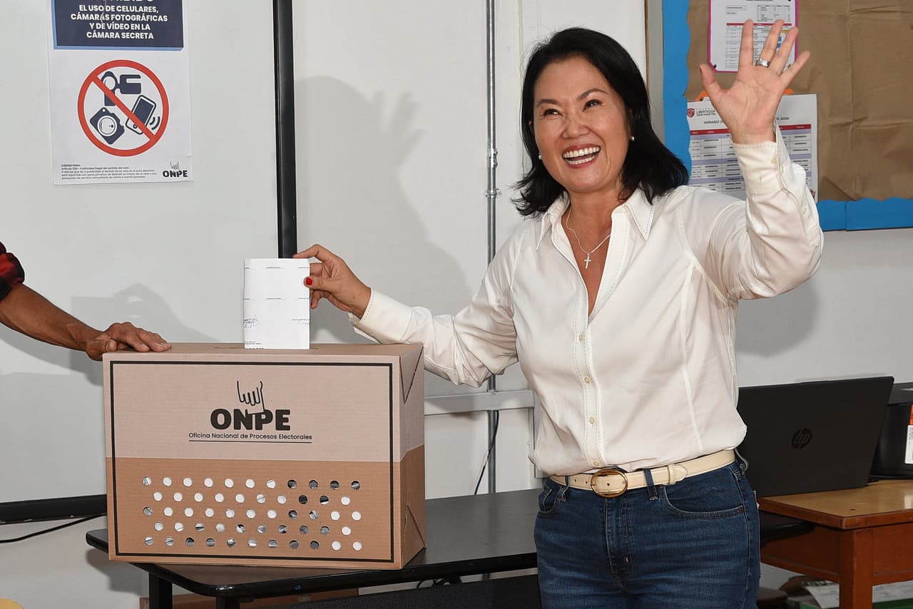 La candidata presidencial peruana del partido Fuerza Popular, Keiko Fujimori, emite su voto en Lima el 12 de abril de 2026, durante las elecciones presidenciales. Los peruanos elegirán a un nuevo presidente de entre un número récord de 35 candidatos para dirigir un país asolado por el crimen organizado y la inestabilidad política crónica. (Foto: AFP)