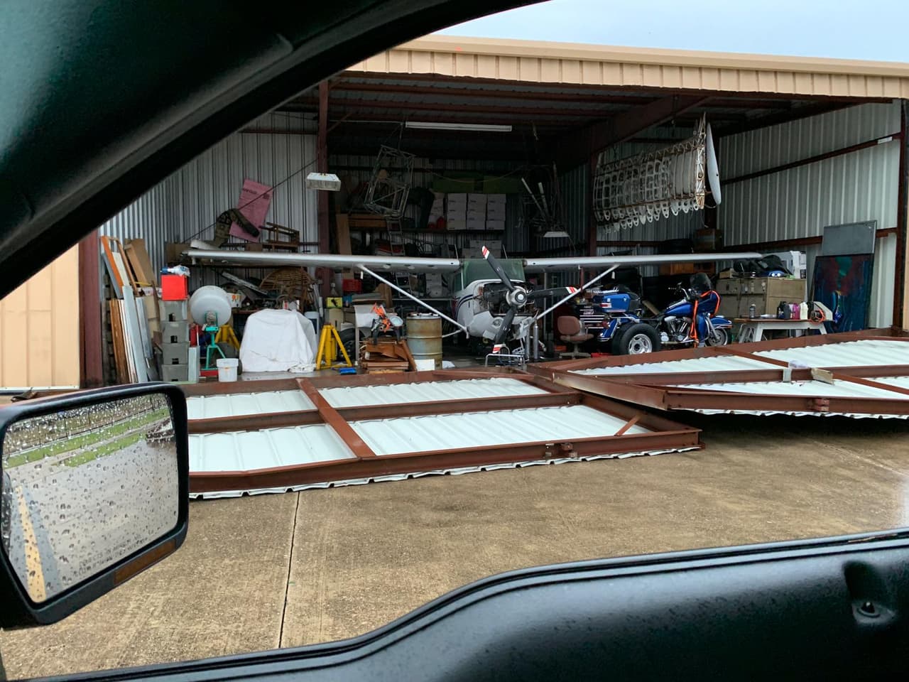 Las puertas de algunos almacenes cedieron ante la fuerza de los vientos.