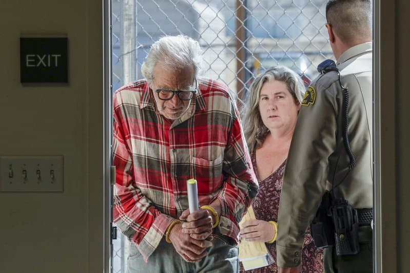 Juez ordena liberar a pareja que tenía a sus tres hijos viviendo en una caja y en condiciones insalubres