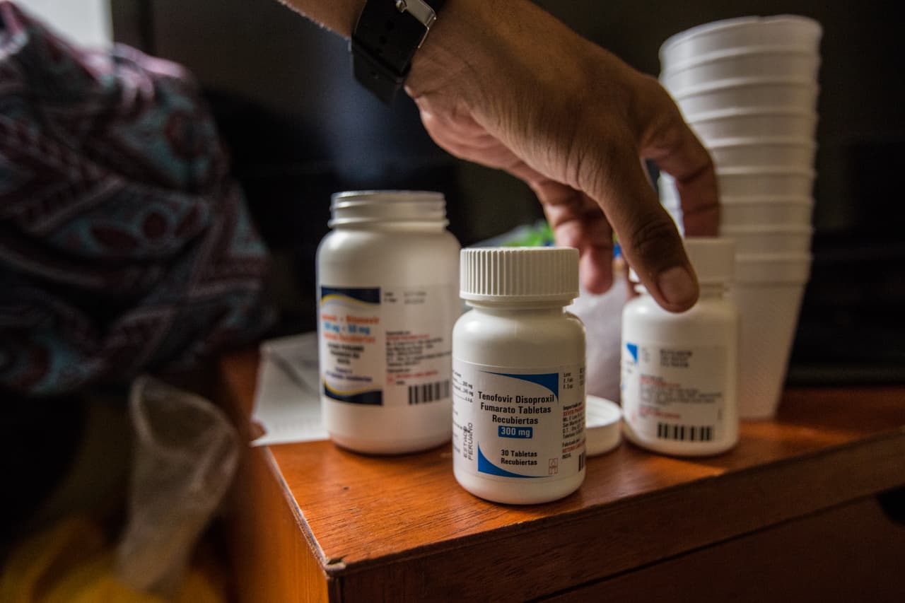 A principios de este año, la escasez de medicamentos arreció en Venezuela. Así que Julio comenzó a tomar su tratamiento de forma intermitente y empezó a perder masa corporal. Por eso decidió migrar.