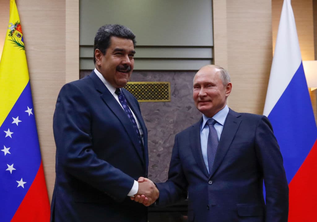 Vladimir Putin estrecha la mano de Nicolás Maduro durante una reunión que sostuvieron en las afueras de Moscú en diciembre de 2018.