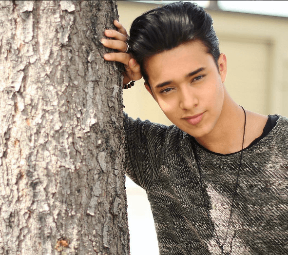 Considera que la mejor canción de su álbum debut es "Tan Fácil" por estar dedicado a las fans.