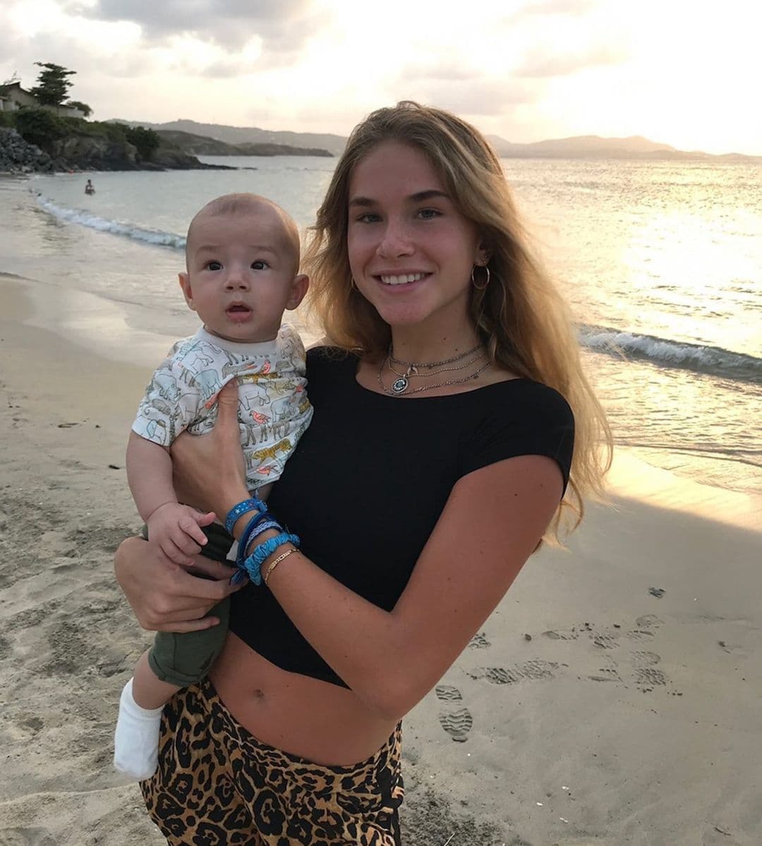 "Pequeña para mí eres como una oruga 🐛 que se convirtió en una maravillosa y talentosa mariposa 🦋 Hermosa sorpresa!!! @nicoletacherr #loveyou #happybirthday #cumpleaños".