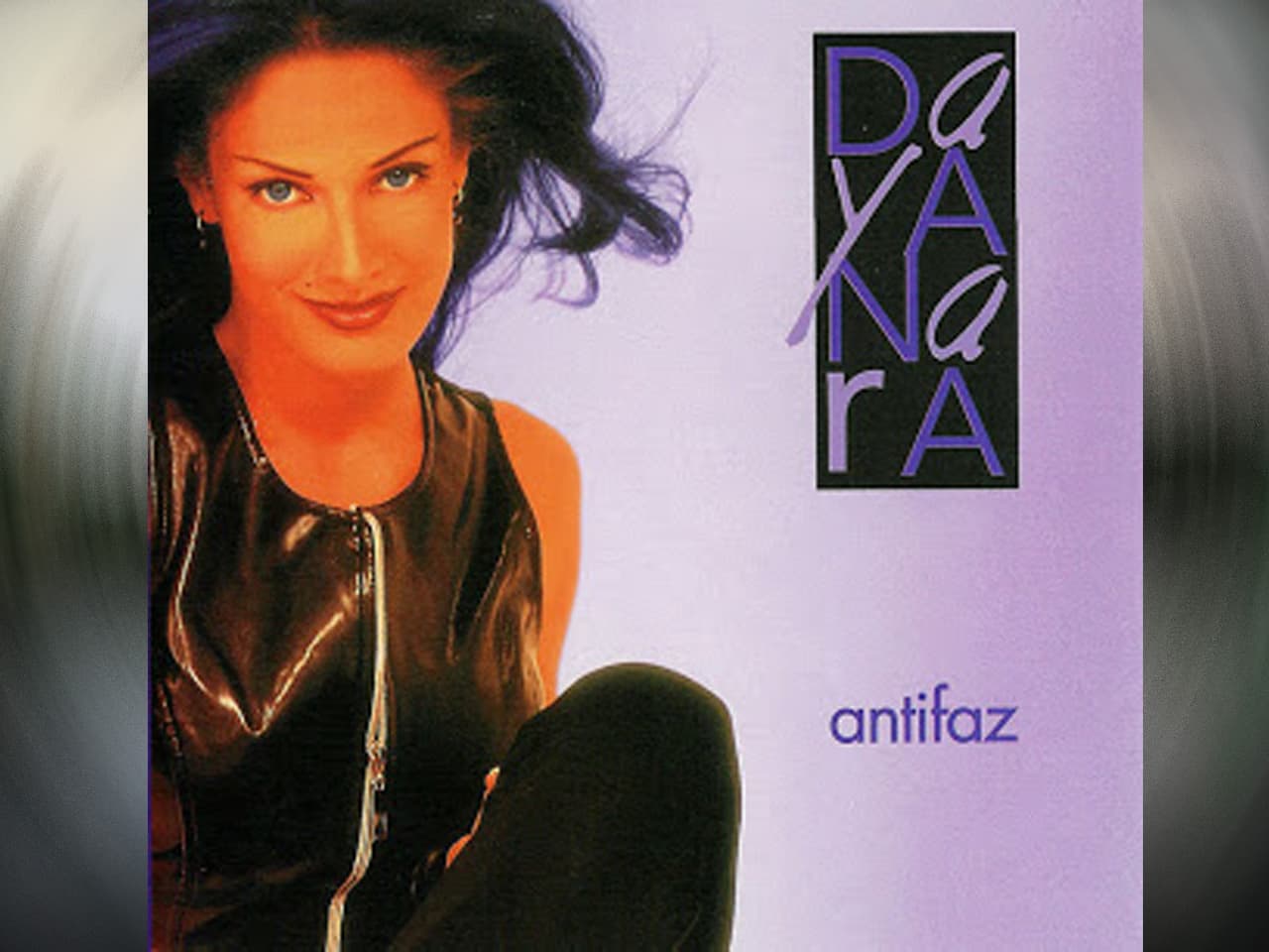 En el 1998 lanzó su primer y único disco titulado ‘Antifaz’. Dos años después contrajo matrimonio con
<b><a href="https://www.univision.com/shows/mira-quien-baila/los-top-5-momentos-de-dayanara-torres-en-mqb-y-en-cuatro-esta-marc-anthony">el cantante Marc Anthony</a></b>, de quien se separó cuatro años más tarde tras procrear a sus dos hijos Cristian y Ryan.