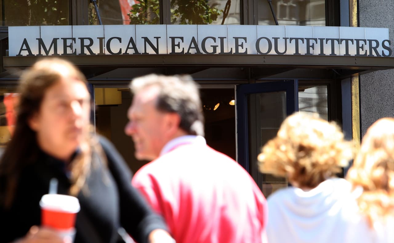 American Eagle requiere que los clientes usen máscaras en sus tiendas y proporciona máscaras a los clientes que no tienen una.
