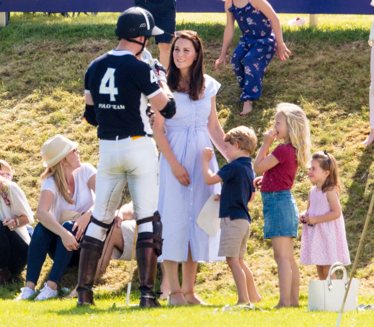 Una vez terminó el partido, el príncipe William se reunió con su familia. Ya le contaría Kate cómo le fue.