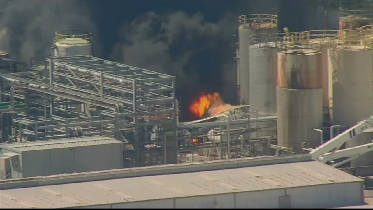 Autoridades confirman un muerto y dos heridos tras explosión en una planta petroquímica al noreste de Houston