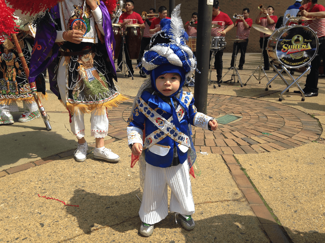 Con sólo dos años, Leonardo practica la danza tradicional de Huejotzingo.