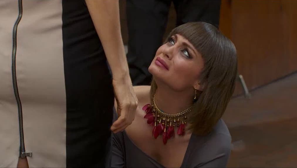 Y como las cosas empeoraron, hasta fue a llorarle a Julia haciéndose la víctima.