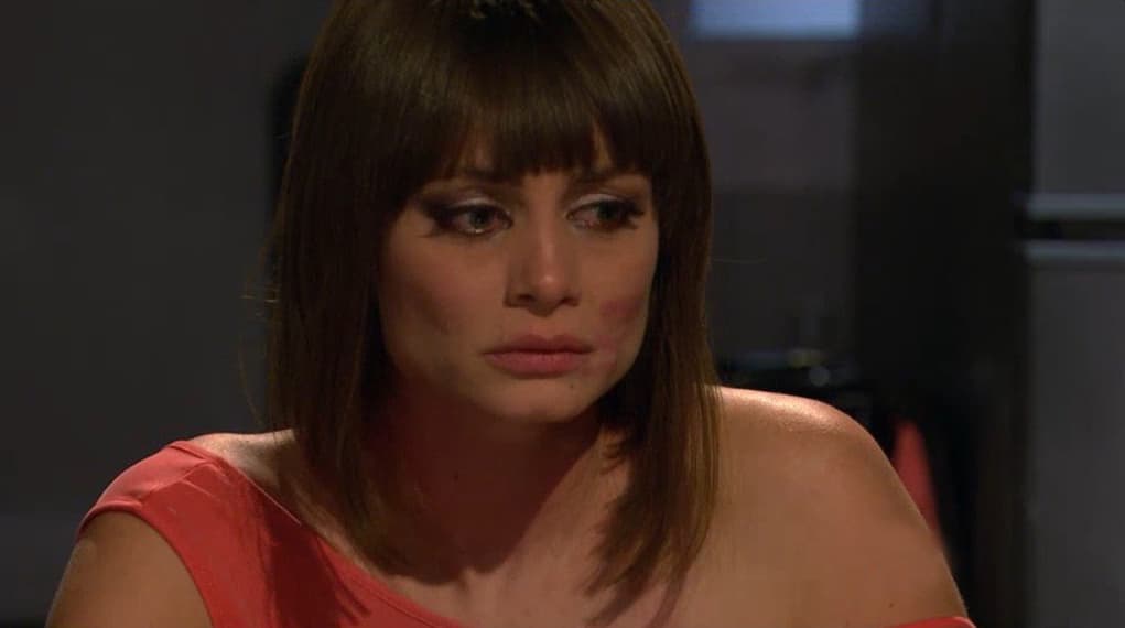 Sus mejillas sintieron la mano dura de Eladio. Aunque ella aguantaba todo por su codicia.