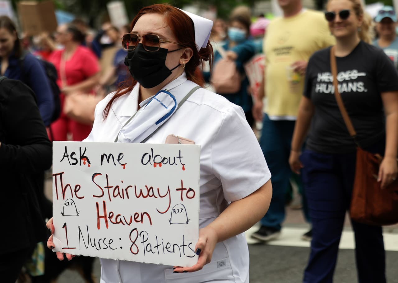 La marcha termina en el Audi Field, casa del DC United de la MLS, con una serie de eventos en honor a los trabajadores de la salud.